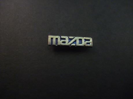 Mazda logo zilverkleurig, blauwe achtergrond